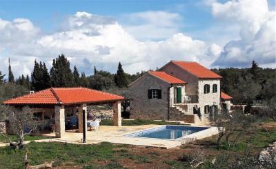 Villa / Détaché de 4 chambres à vendre à Hvar