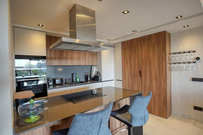 10-bb915d1cb19341576dcdc994b81ab9c5