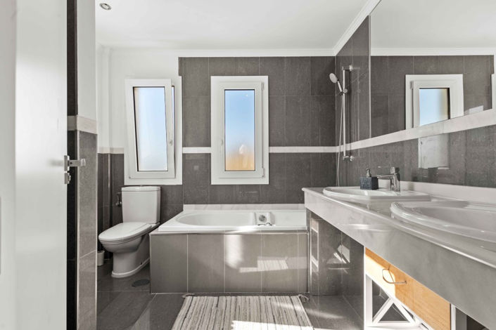 Image No.18-4 Bed Villa for sale