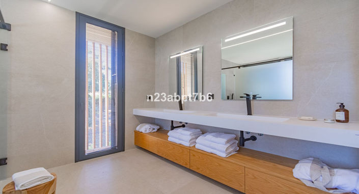 Image No.17-5 Bed Villa for sale