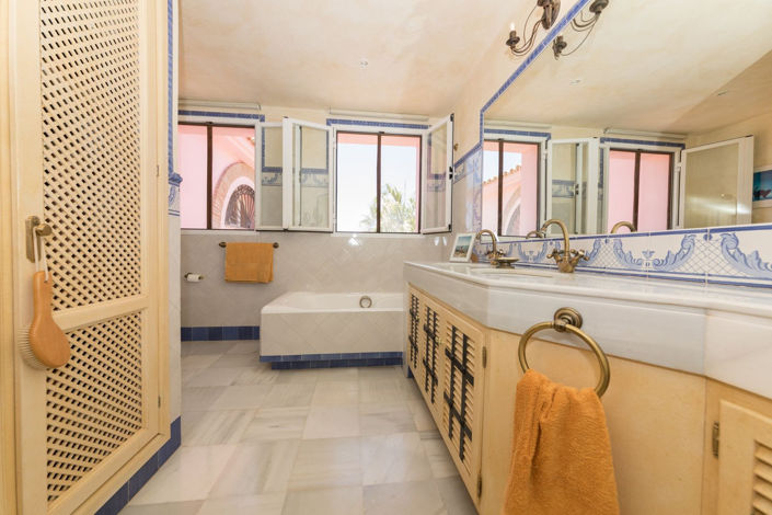 Image No.17-5 Bed Villa for sale