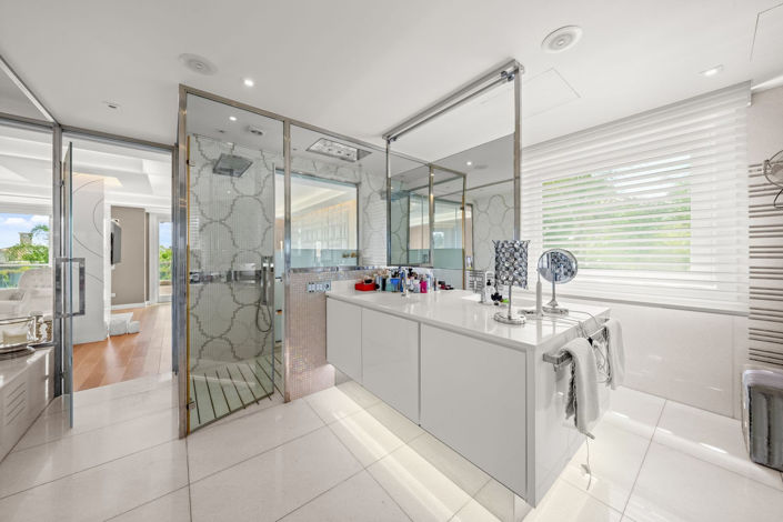 Image No.11-8 Bed Villa for sale