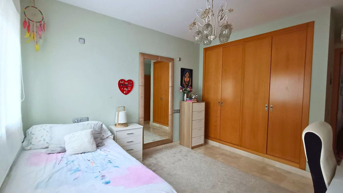 Image No.17-5 Bed Townhouse for sale