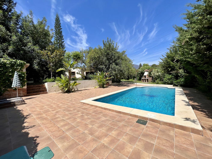 Image No.2-Villa de 2 chambres à vendre à Estepona