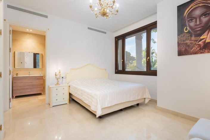 Image No.10-7 Bed Villa for sale
