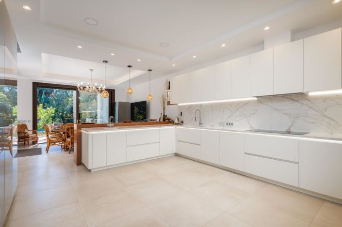 Image No.3-7 Bed Villa for sale