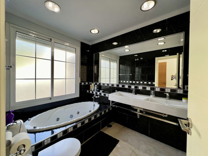 Image No.49-5 Bed Villa for sale