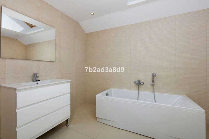 Image No.15-6 Bed Villa for sale