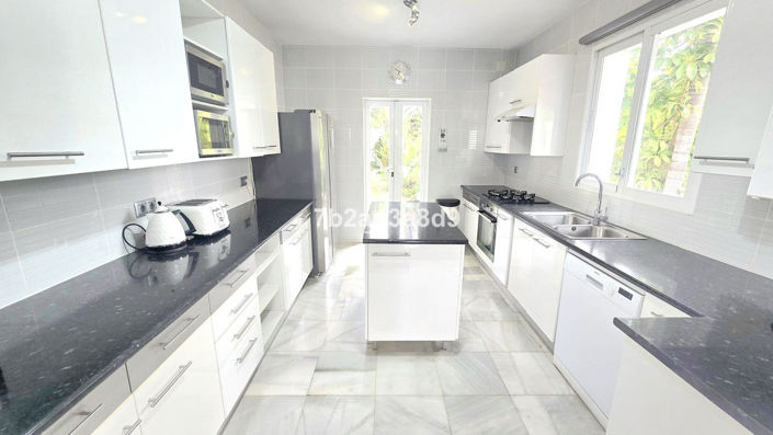 Image No.10-8 Bed Villa for sale