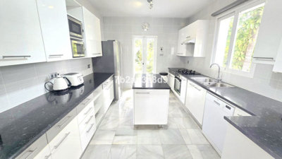 10-bb915d1cb19341576dcdc994b81ab9c5