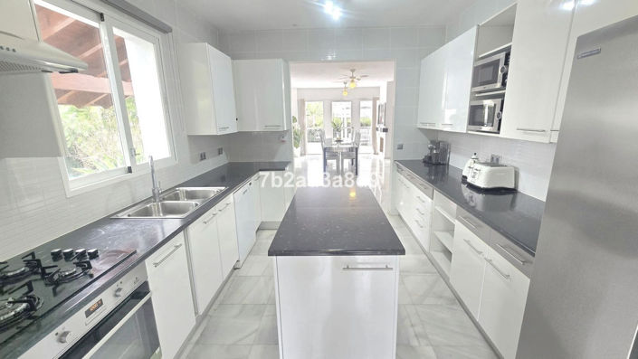 Image No.11-8 Bed Villa for sale