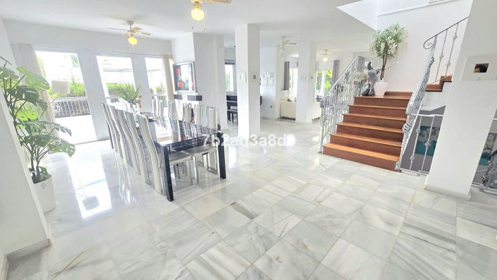 Image No.4-8 Bed Villa for sale