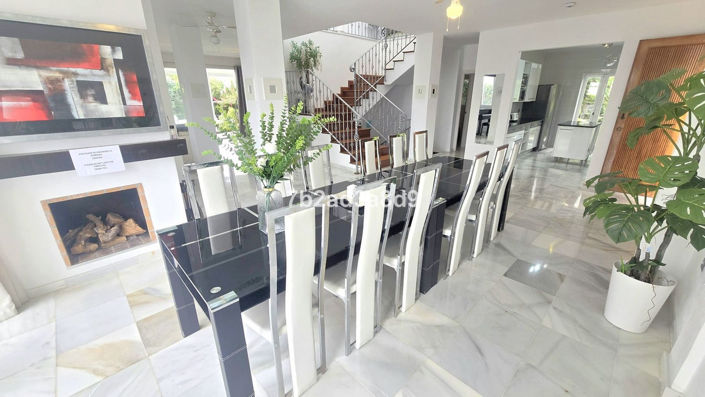 Image No.5-8 Bed Villa for sale