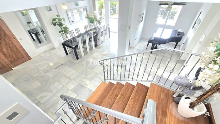 Image No.9-8 Bed Villa for sale