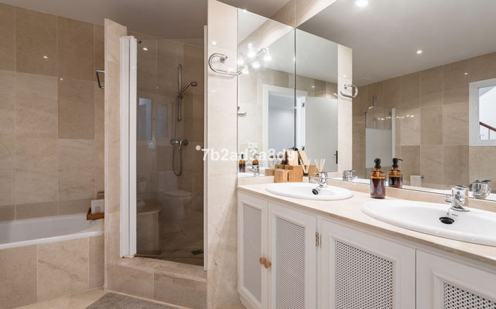 Image No.20-4 Bed Townhouse for sale