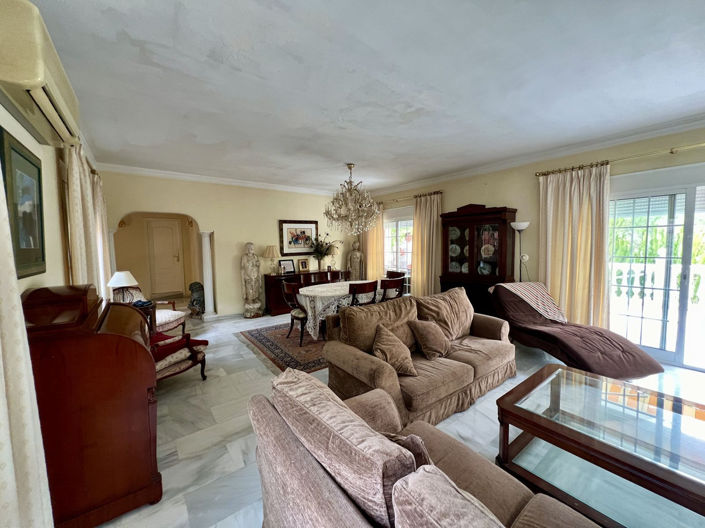 Image No.10-8 Bed Villa for sale