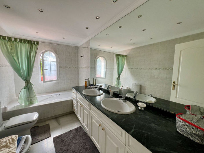 Image No.25-8 Bed Villa for sale