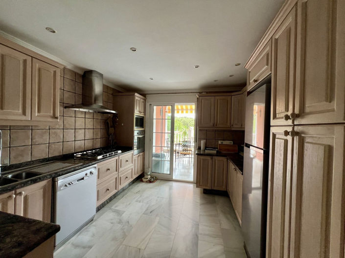 Image No.8-8 Bed Villa for sale