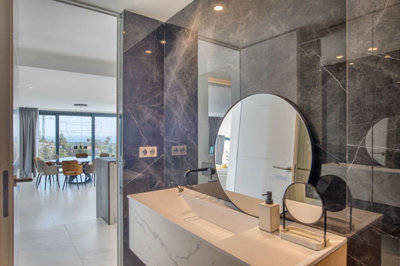 12-53013098fcab6c38b1379cd33298e050