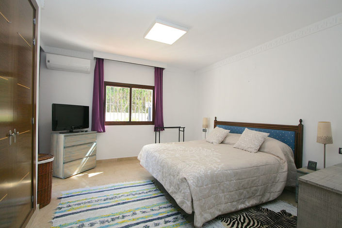 Image No.10-8 Bed Villa for sale