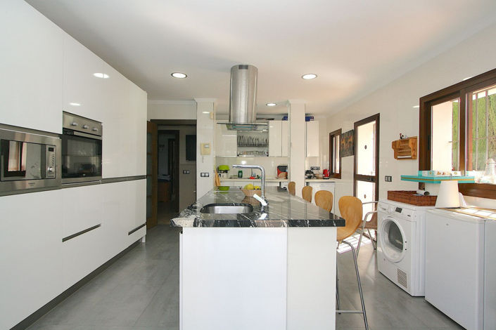 Image No.9-8 Bed Villa for sale