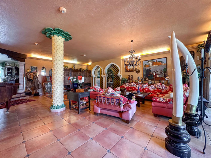 Image No.10-9 Bed Villa for sale