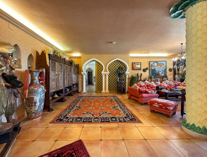 Image No.11-9 Bed Villa for sale