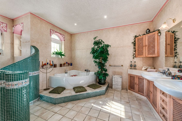 Image No.30-9 Bed Villa for sale