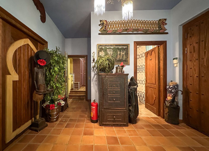 Image No.5-9 Bed Villa for sale