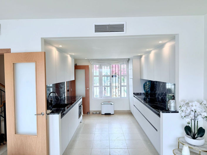 Image No.12-4 Bed Townhouse for sale