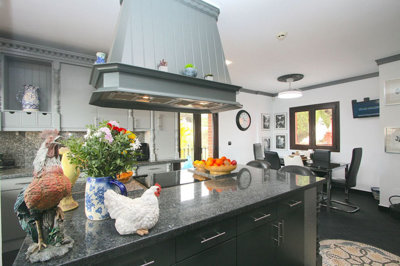 10-bb915d1cb19341576dcdc994b81ab9c5