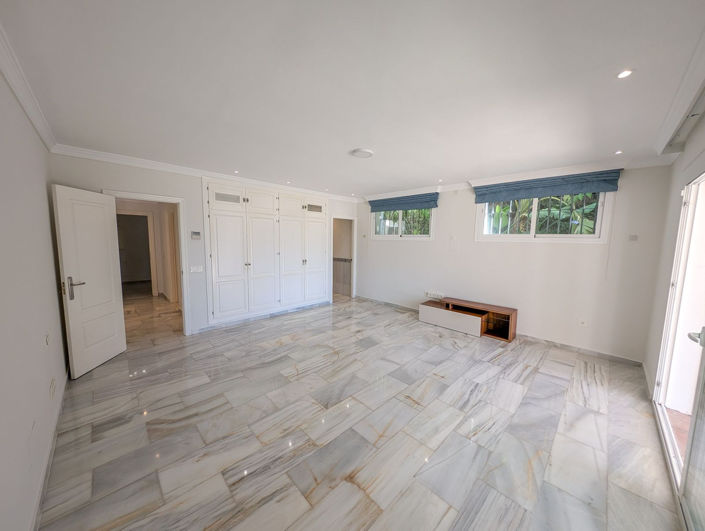 Image No.11-5 Bed Villa for sale