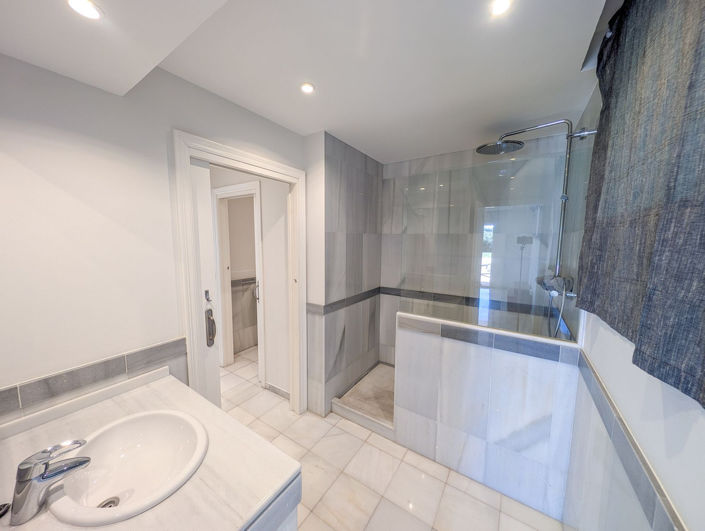 Image No.12-5 Bed Villa for sale