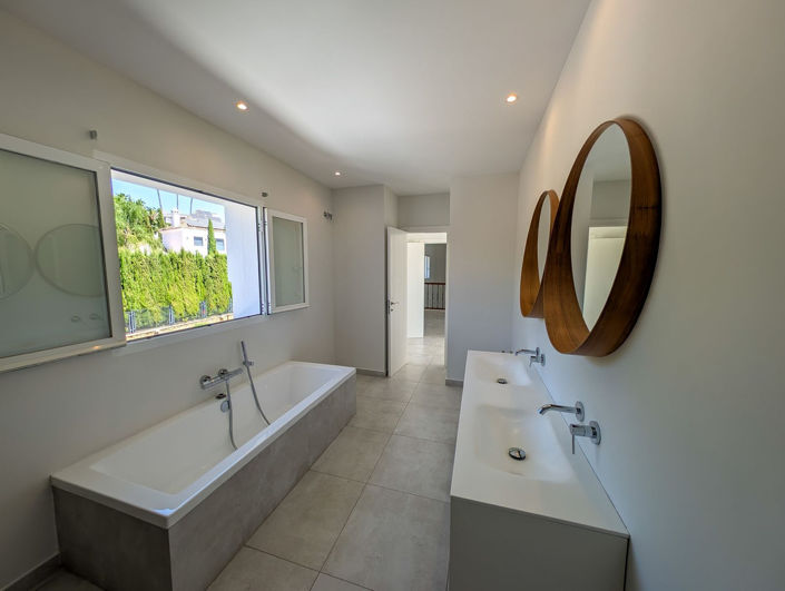 Image No.48-5 Bed Villa for sale