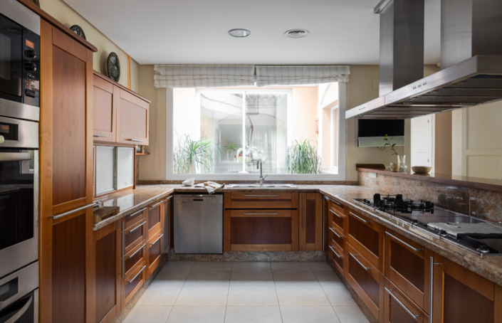 Image No.9-8 Bed Villa for sale