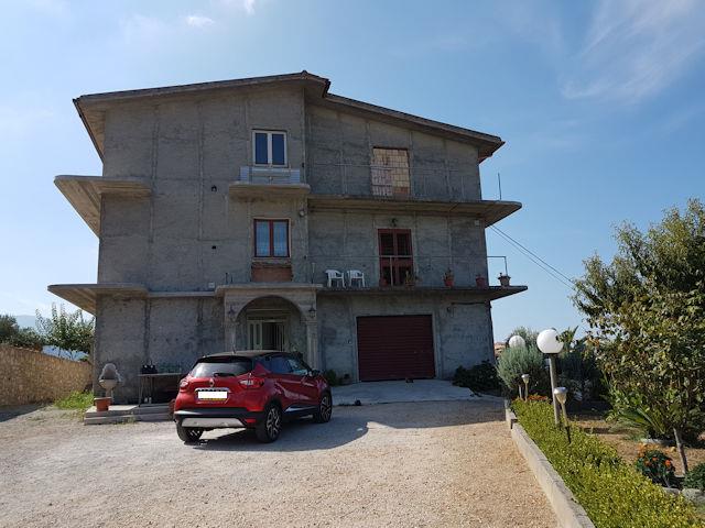 Image No.1-5 Bed House for sale