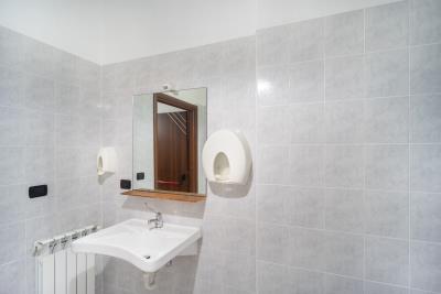 bathroom-with-washbasin-for-the-disabled