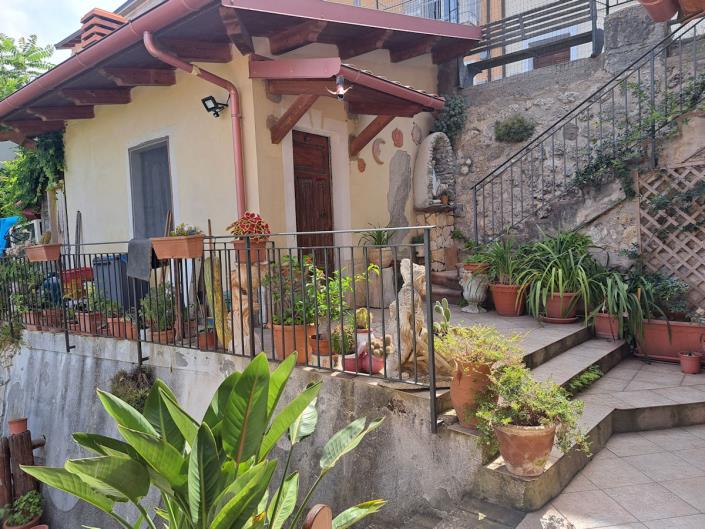 Image No.17-5 Bed House for sale