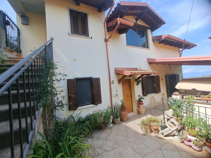 Image No.1-5 Bed House for sale