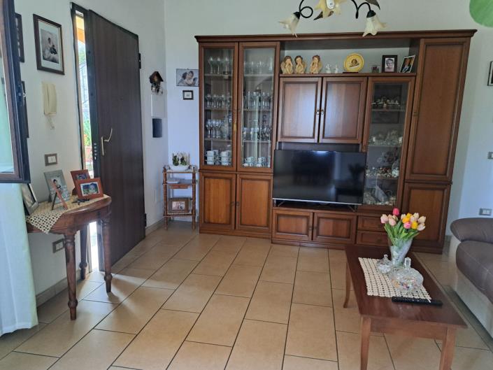 Image No.8-5 Bed House for sale