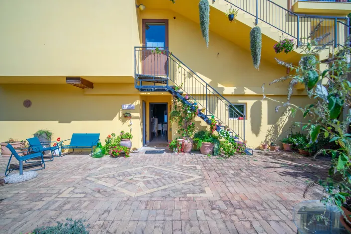 Image No.11-18 Bed Commercial for sale