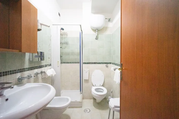 Image No.15-18 Bed Commercial for sale