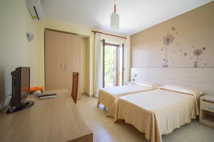 Image No.17-18 Bed Commercial for sale