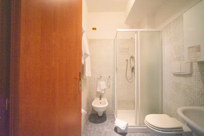 Image No.18-18 Bed Commercial for sale