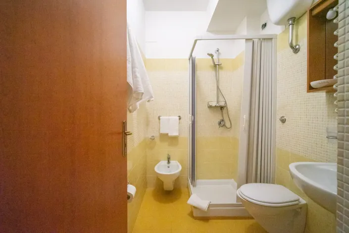 Image No.21-18 Bed Commercial for sale