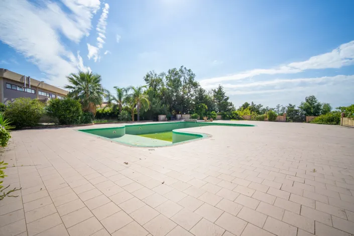 Image No.4-18 Bed Commercial for sale