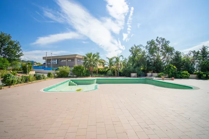 Image No.5-18 Bed Commercial for sale