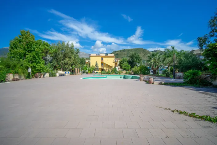 Image No.6-18 Bed Commercial for sale