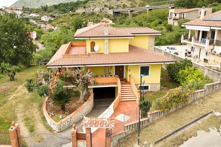 Image No.2-9 Bed Villa for sale