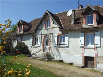 3 Bed Country Property for sale